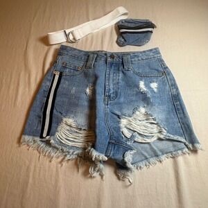 NWT WNTRMSE Winter Muse Revolve  Benni Distressed Denim Shorts Belt Pouch SZ 24